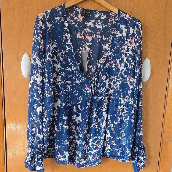 MOD Lusive Tops - NWT, MOD Lusive Brand Floral Blue Women's Top Size XL.